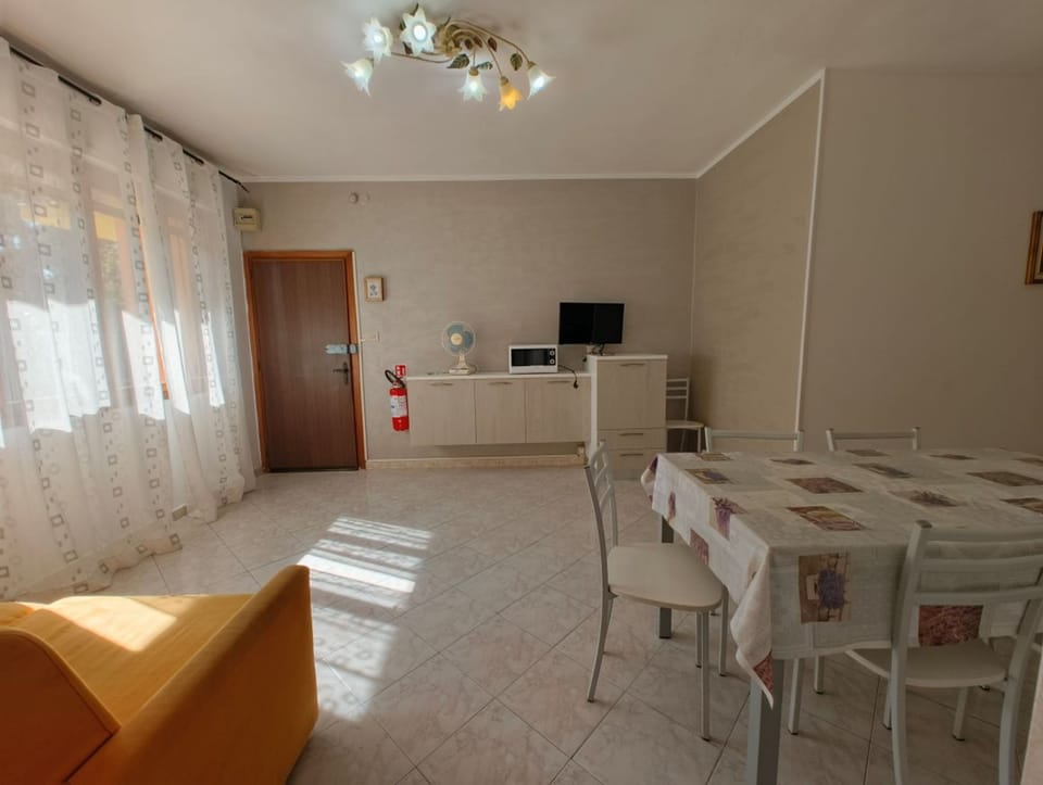 Apartment, 2 Bedrooms | Dining room
