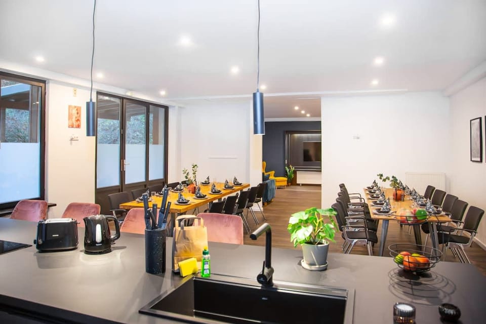 House | 6 bedrooms, high-speed internet
