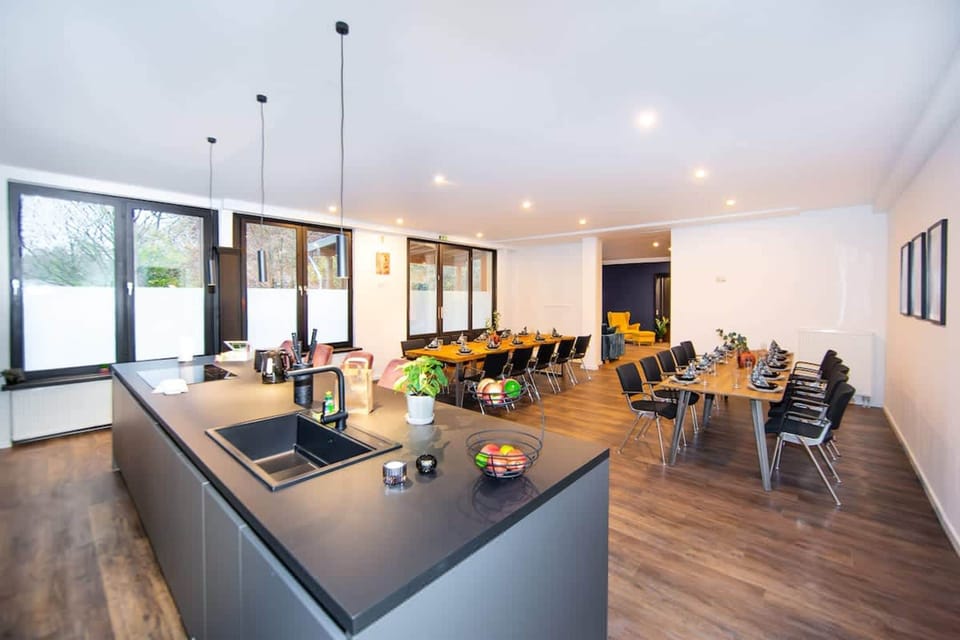 House | 6 bedrooms, high-speed internet