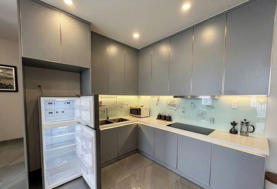 Business Apartment, City View | Private kitchen | Fridge, microwave, stovetop, cookware/dishes/utensils