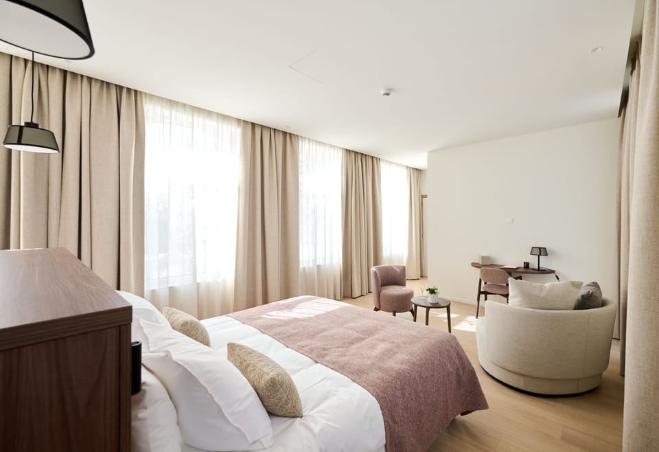 Superior Suite | Premium bedding, in-room safe, desk, laptop workspace