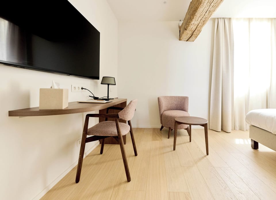 Classic Double Room | Living area | 32-inch flat-screen TV with cable channels