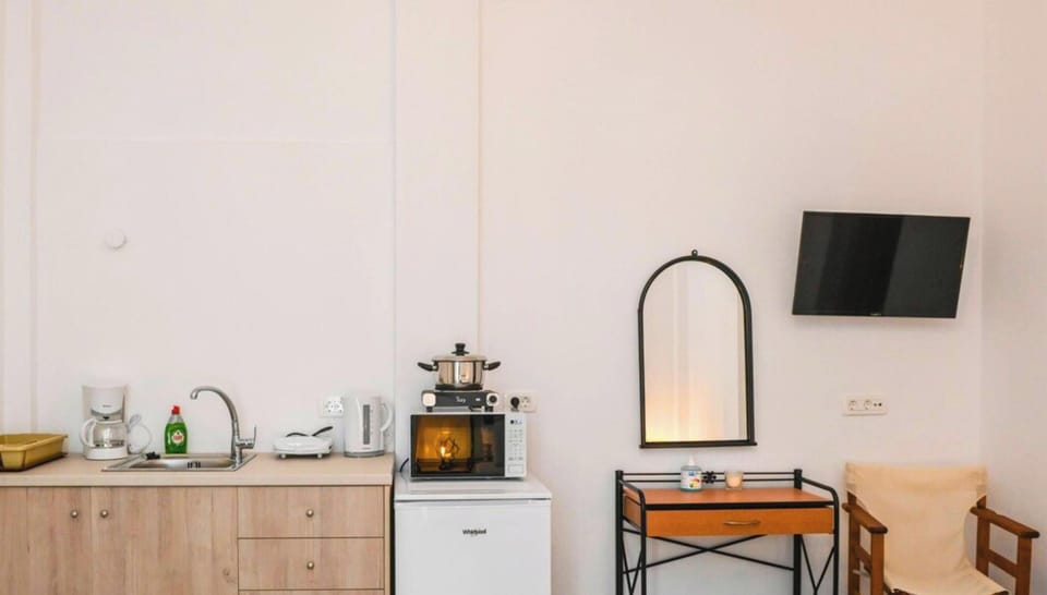Studio, Balcony, Mountain View | Private kitchen