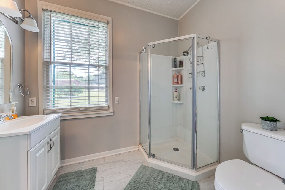 Private Deck & Yard: Pet-friendly Noble Getaway Cottage in Toledo Bend Reservoir