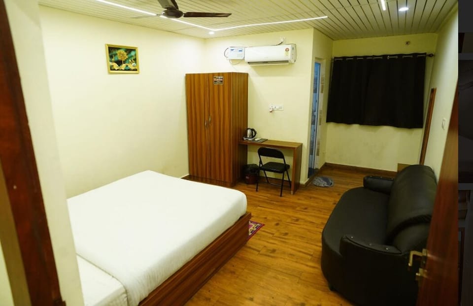 Luxury Double Room, City View | Desk, free WiFi