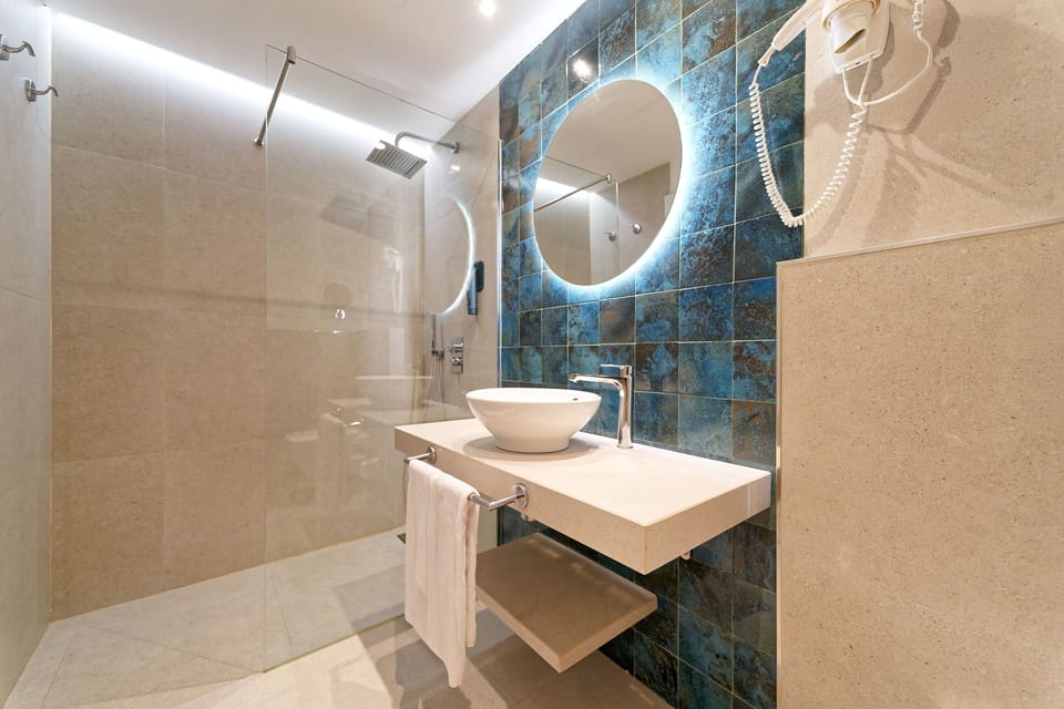 Room | Bathroom | Hair dryer, towels, toilet paper