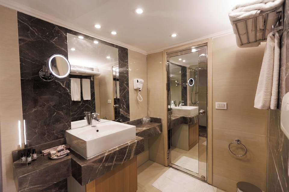 Standard Cabin | Bathroom | Separate tub and shower, free toiletries, hair dryer, bathrobes