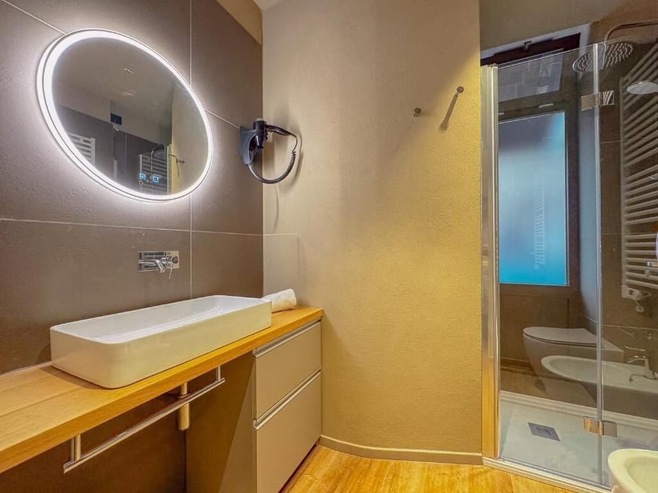 Deluxe Double Room | Bathroom | Shower, rainfall showerhead, hair dryer, bidet