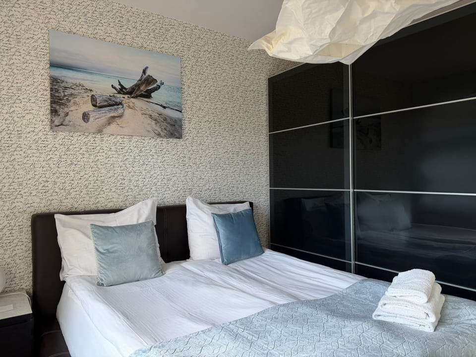 Deluxe Apartment | Iron/ironing board, free WiFi