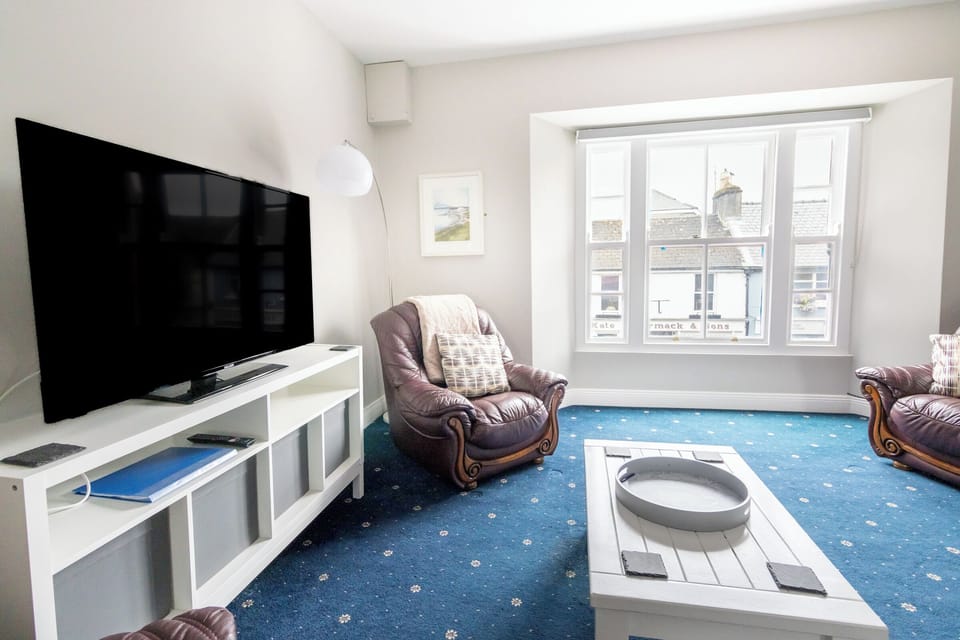 City Apartment, 2 Bedrooms, Patio, City View | Living area