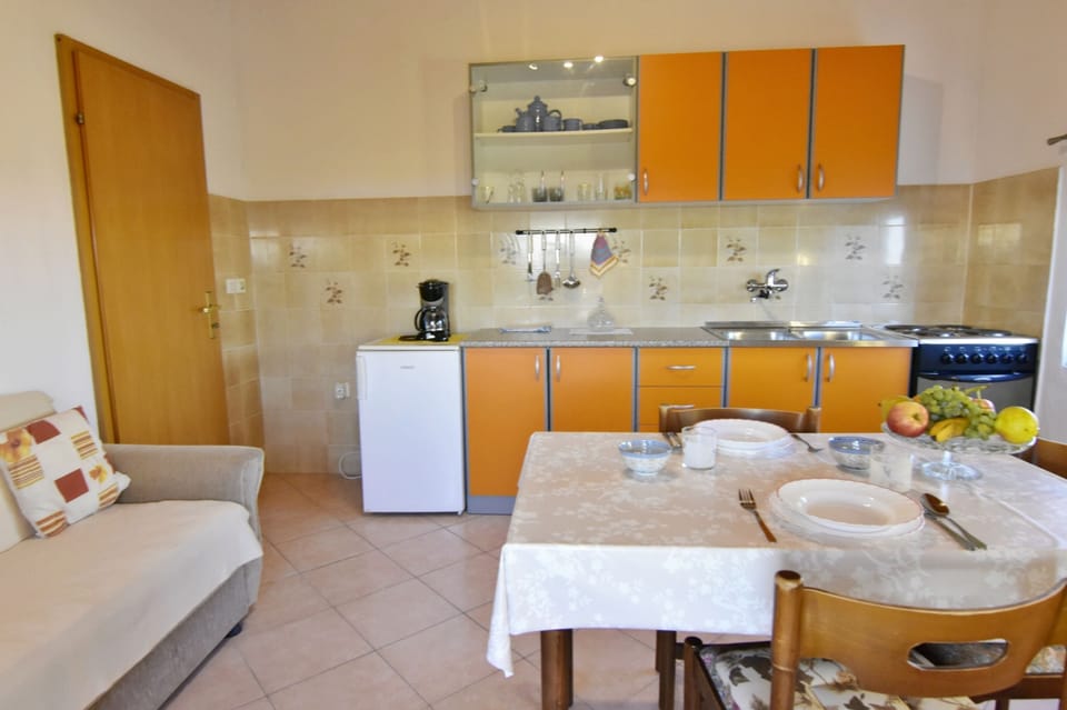 Apartment, 1 Bedroom, Smoking, Patio | Living room
