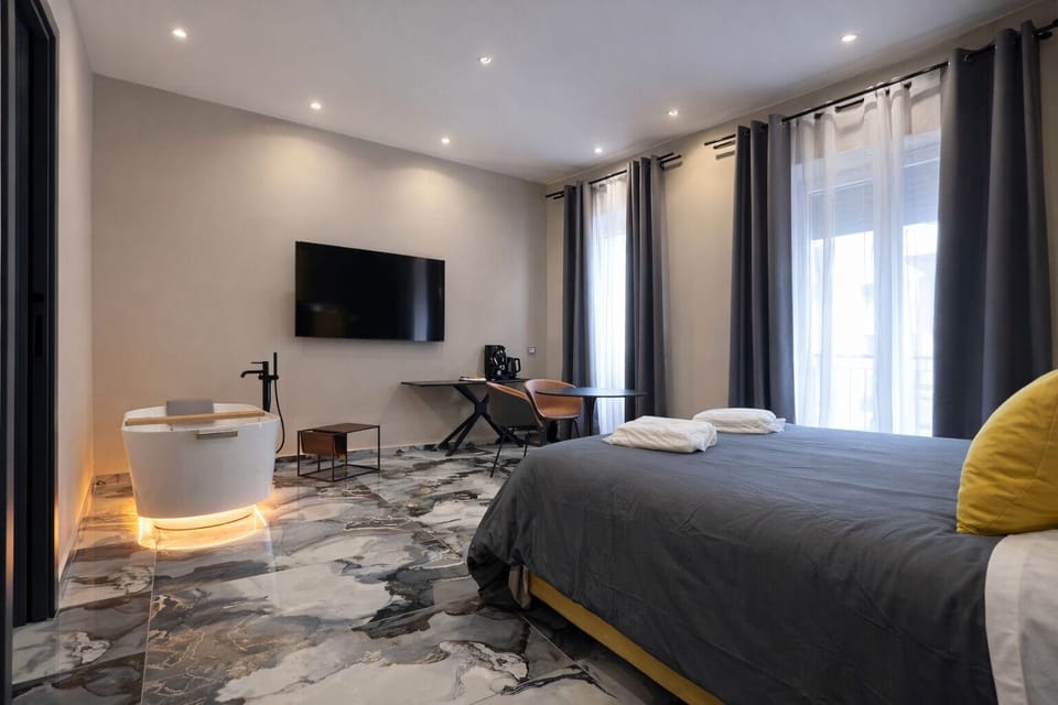 Camera Deluxe con vasca Freestanding | In-room safe, laptop workspace, blackout drapes, soundproofing