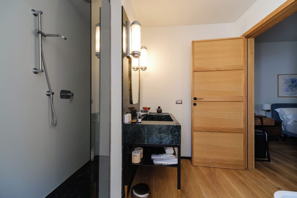 Shower, hair dryer, slippers, bidet