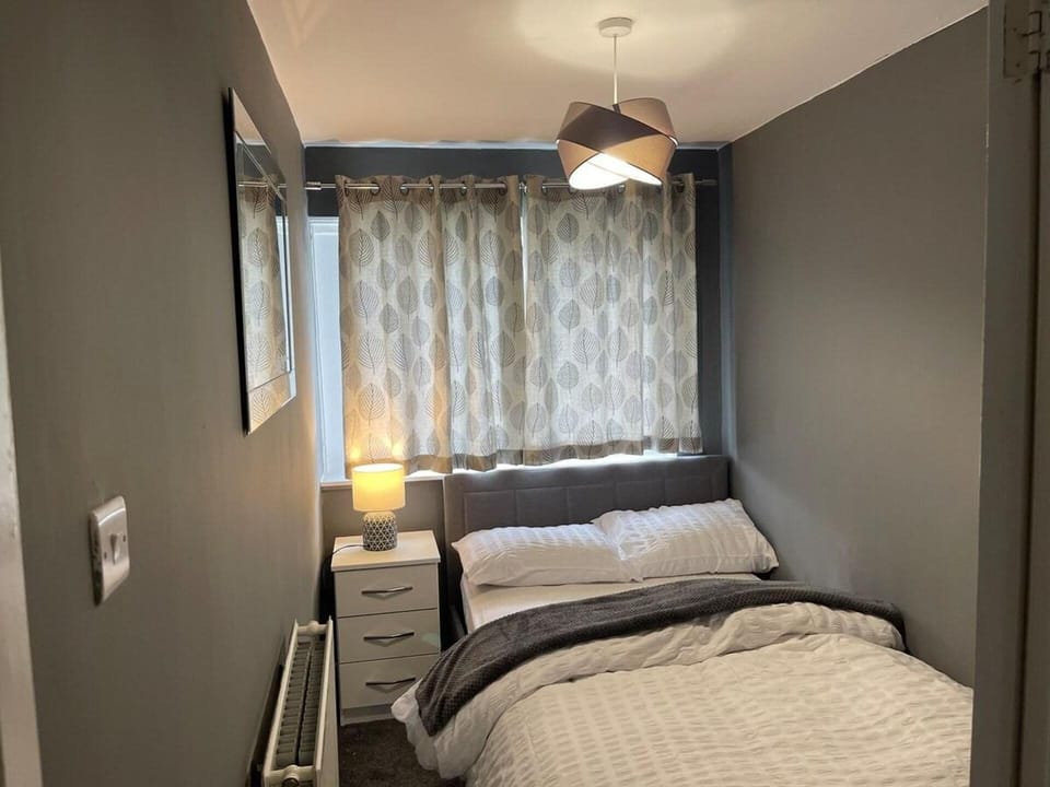 House Sleeps 6 With Garden and Parking House in Leeds