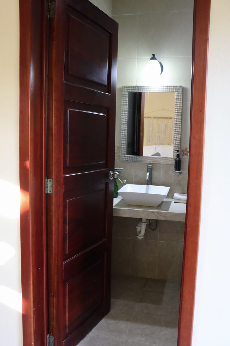 Deluxe Room, 1 King Bed | Bathroom | Shower, free toiletries, towels, soap