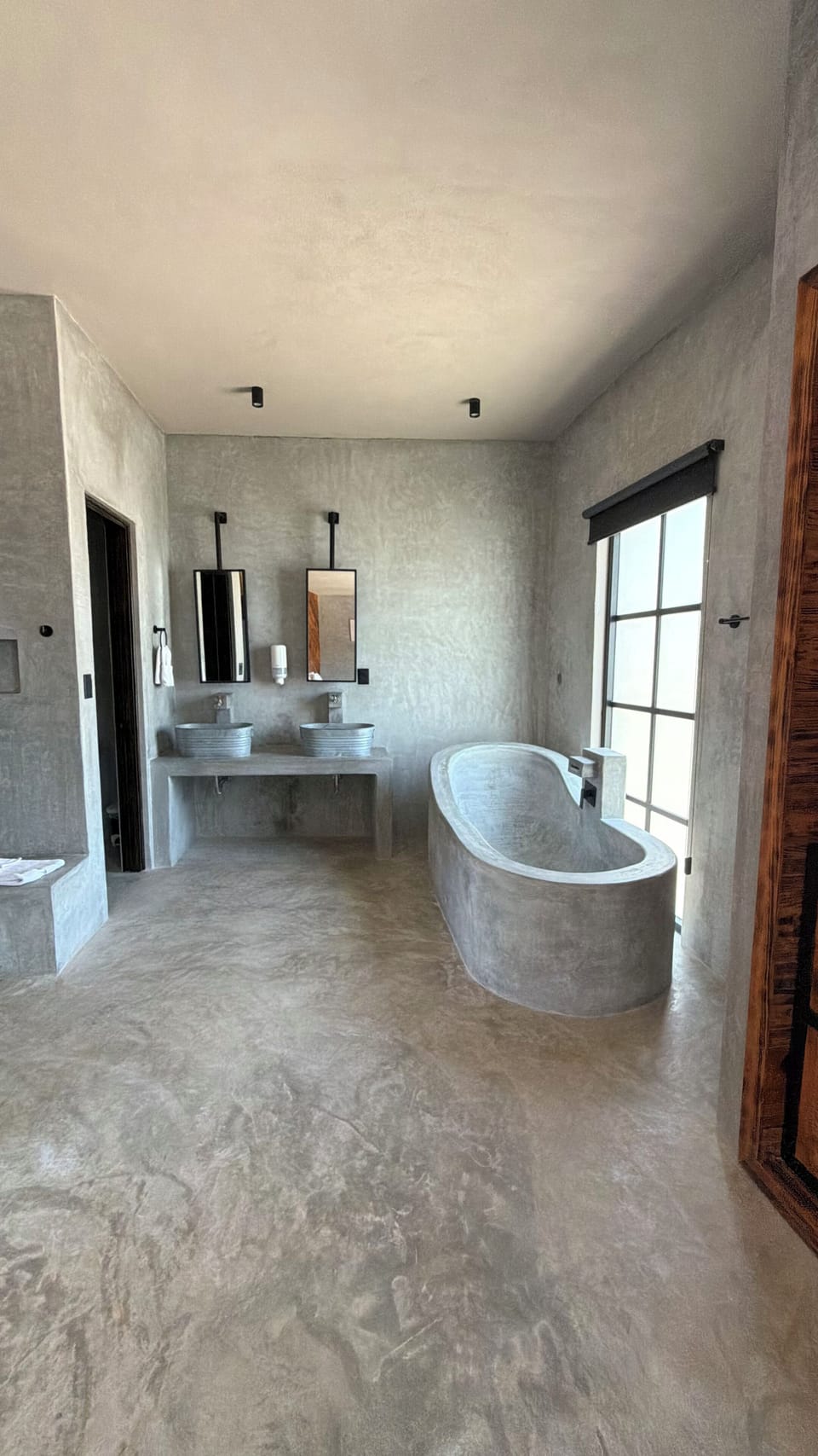 Deluxe Double Room | Bathroom | Towels, soap, shampoo, toilet paper