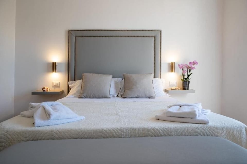 Deluxe Double Room | Iron/ironing board, free WiFi
