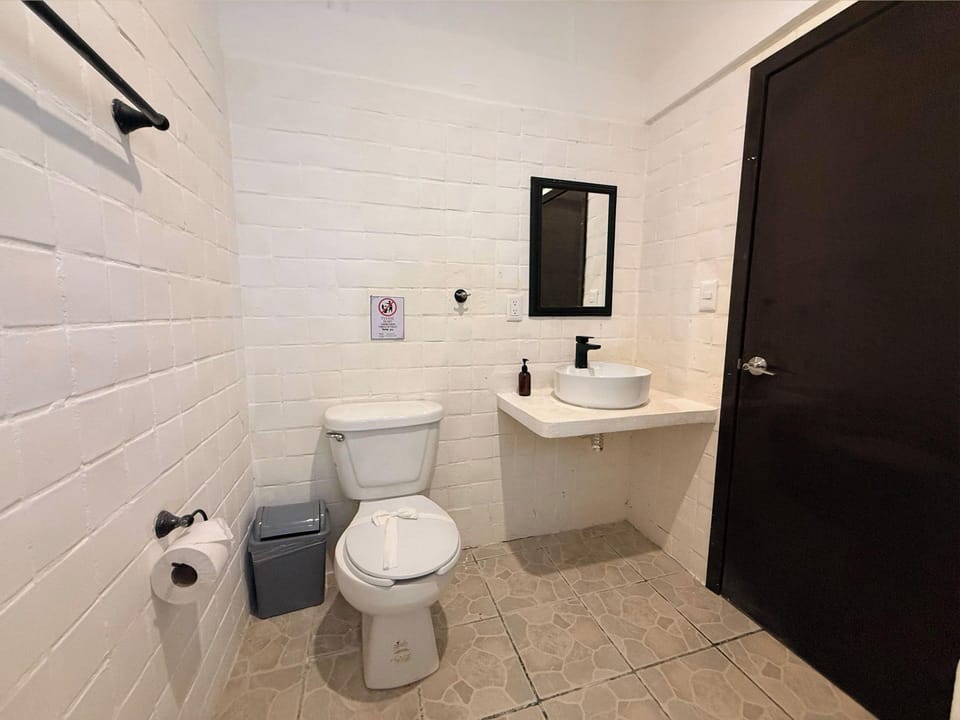 Deluxe Room | Bathroom | Shower, free toiletries, heated floors (bathroom), towels