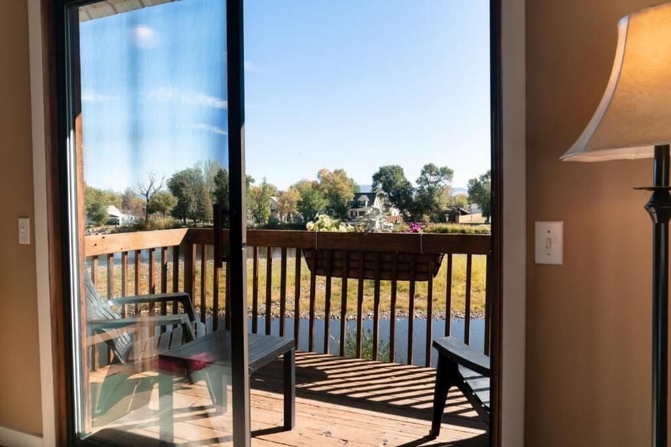 Signature Room, Balcony, River View | Interior