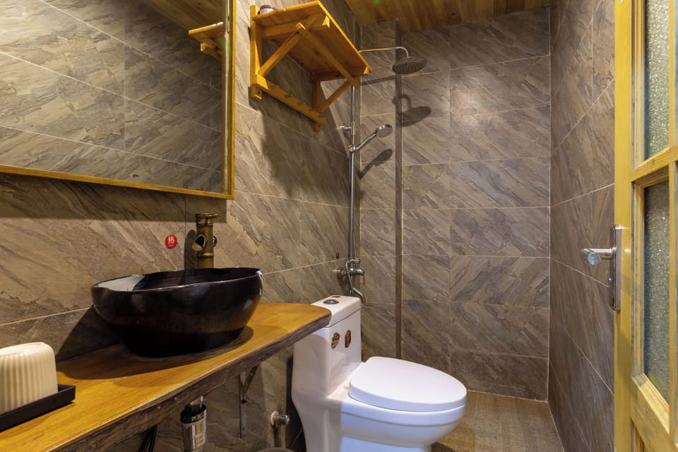 Shower, rainfall showerhead, free toiletries, hair dryer