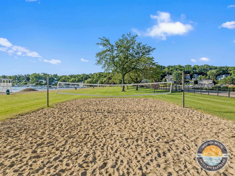 Pool, Beach Walk & Lake Views in Fontana Villa in Fontana-On-Geneva Lake