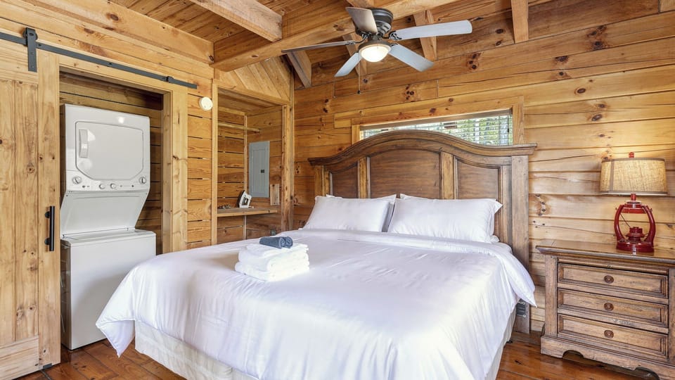 Jack's Cabin by Avantstay Private Hot Tub + Fire Pit + Mountain Views Near Smokies Cottage in Great Smoky Mountains