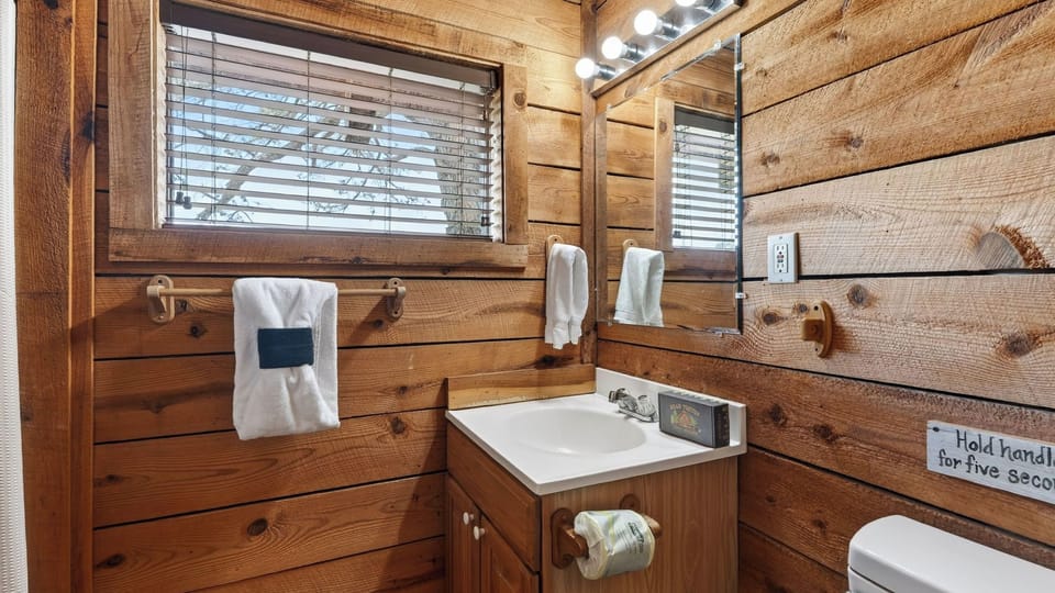 Jack's Cabin by Avantstay Private Hot Tub + Fire Pit + Mountain Views Near Smokies Cottage in Great Smoky Mountains