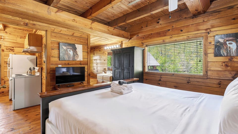Sónyah's Cabin by Avantstay Hot Tub + Deck + Firepit + Mountain Views Mins to Downtown Cottage in Great Smoky Mountains