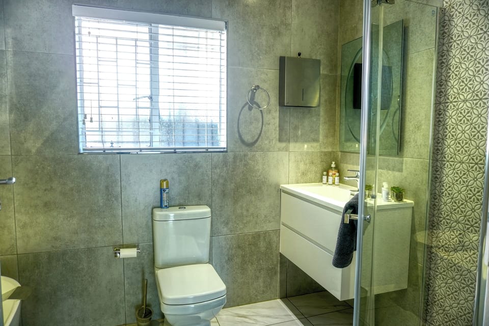 100 On Kayburne Guesthouse Bed and Breakfast in Roodepoort