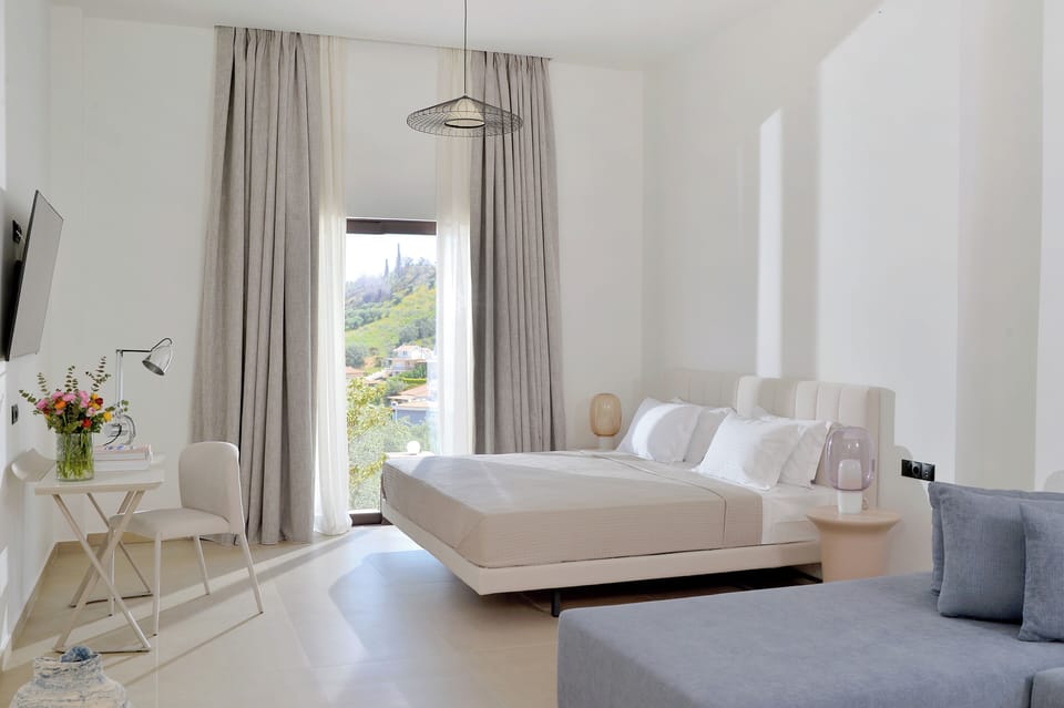 Deluxe Double or Twin Room, Balcony, Mountain View | Minibar, in-room safe, blackout drapes, soundproofing