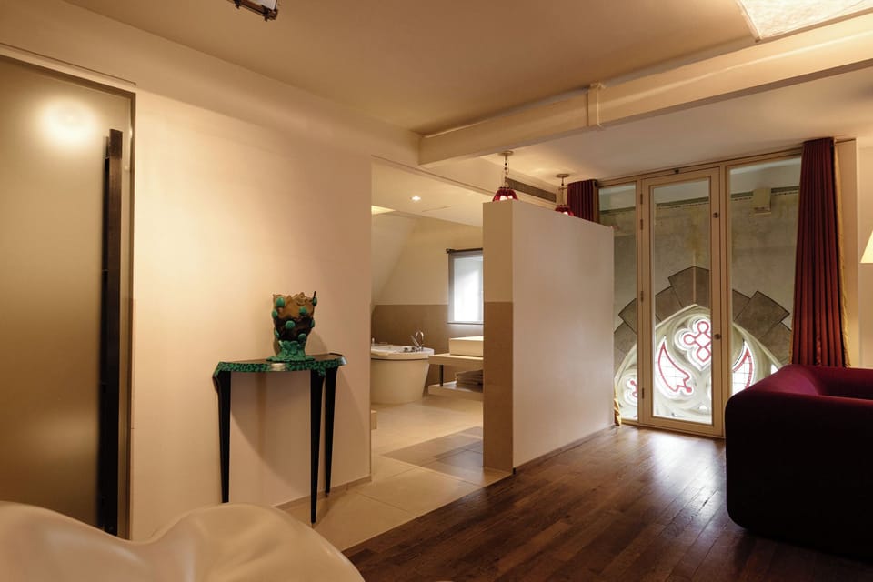 Kruisherensuite | Premium bedding, memory foam beds, in-room safe, individually decorated