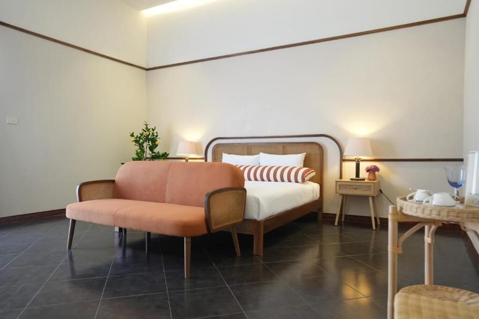 Double Room, Pool View | Living area
