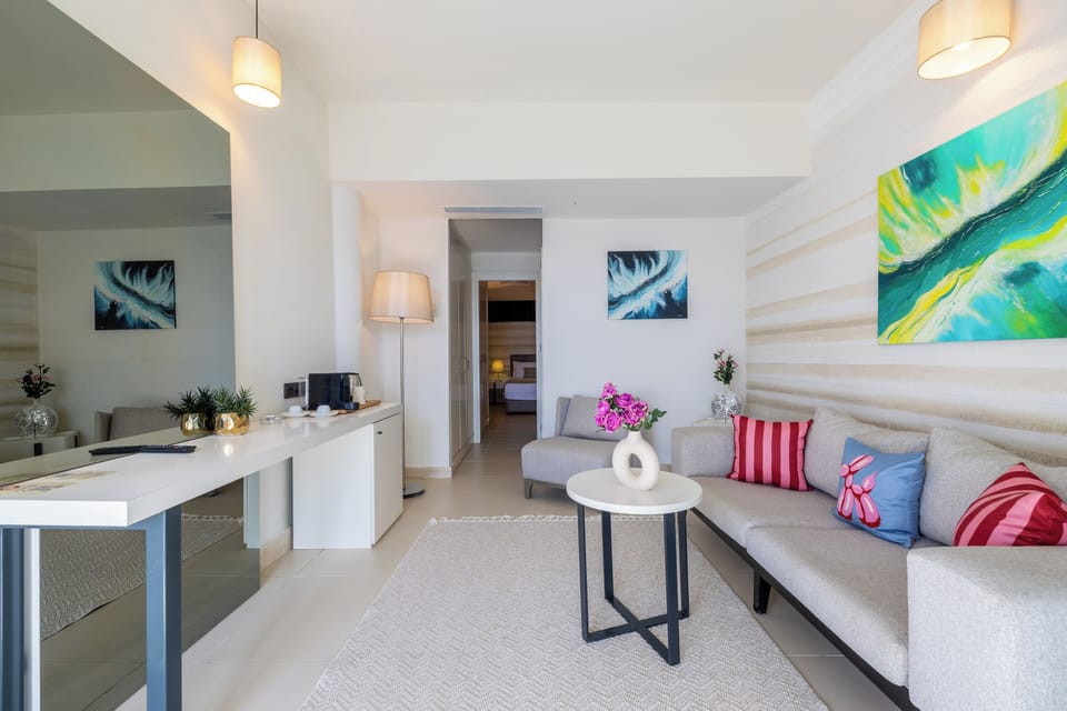 Superior Suite | Premium bedding, free minibar, in-room safe, individually decorated