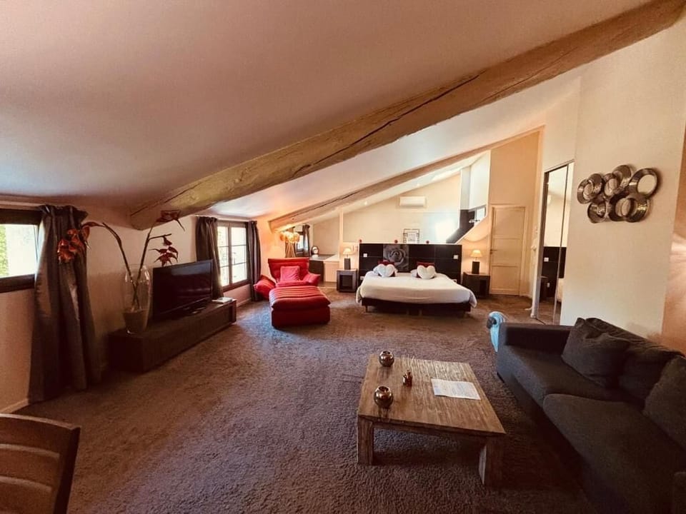 Deluxe Double Room, Garden View | Blackout drapes, soundproofing, WiFi (free)