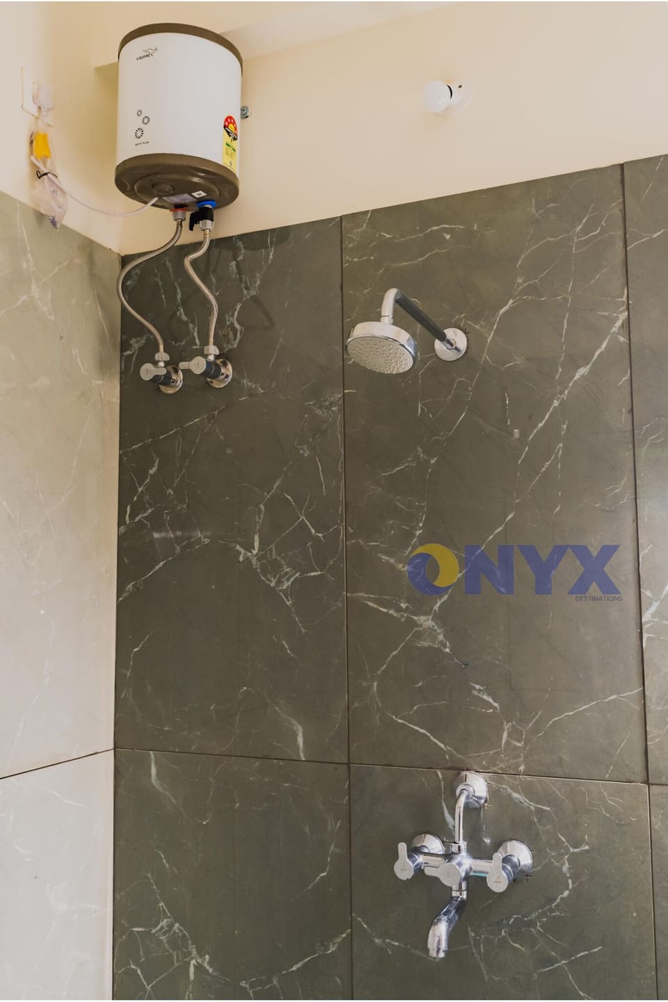 Deluxe Room | Bathroom | Slippers