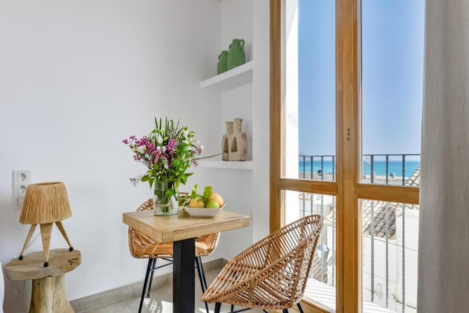 Superior Double Room, Balcony, Sea View | Dining