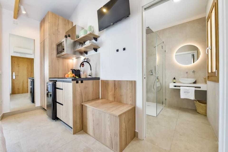 Superior Double Room, Balcony, Sea View | Private kitchen | Mini-fridge, microwave, stovetop, cookware/dishes/utensils