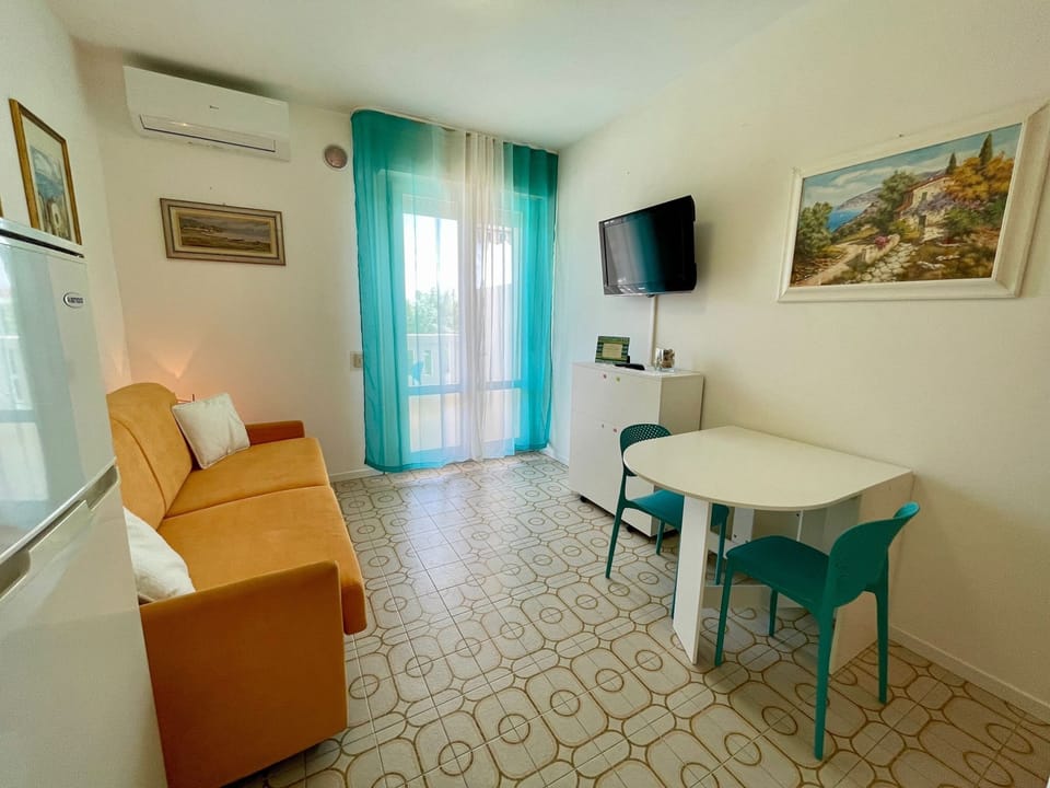 Studio, Balcony, Pool View | Living room