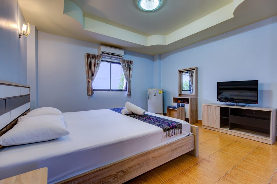 Superior Room | In-room safe, desk, free WiFi, bed sheets