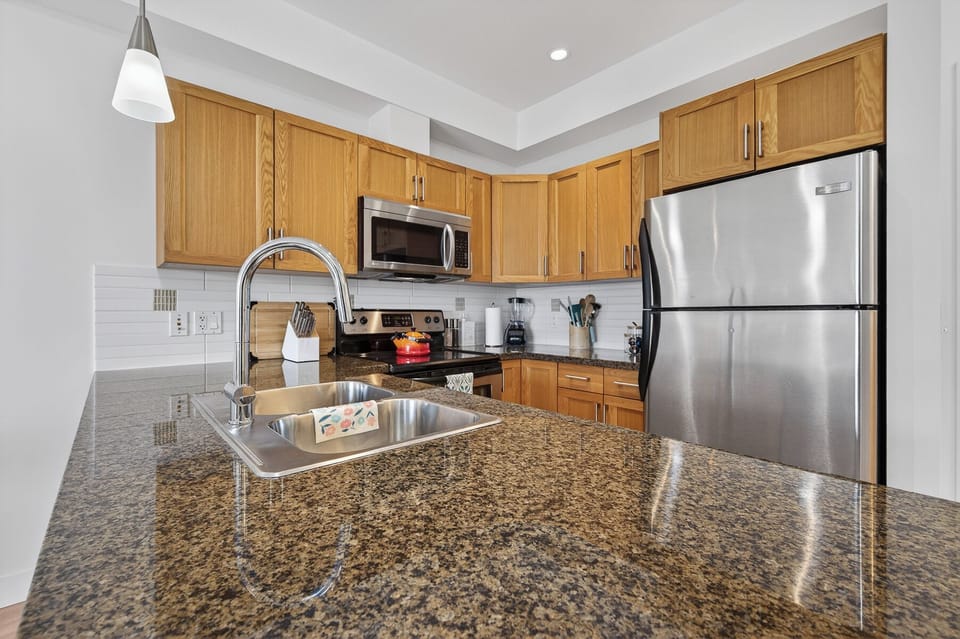 Deluxe Apartment, 1 Bedroom, Pool Access, Partial Lake View | Private kitchen | Coffee/tea maker, full-size fridge, microwave, oven