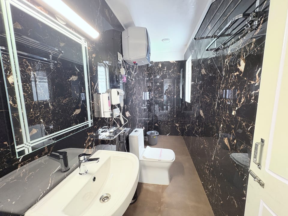 Premium Double Room, Mountain View | Bathroom | Shower, free toiletries, towels
