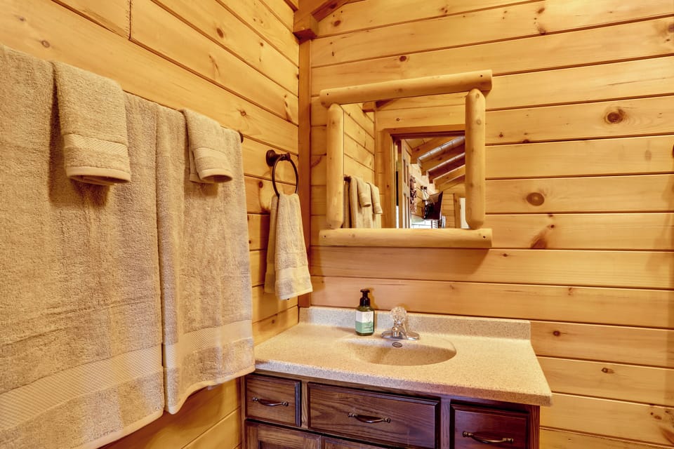 Peaceful 2-cabin Property: 1 Mi to Current River! Cottage in Current River