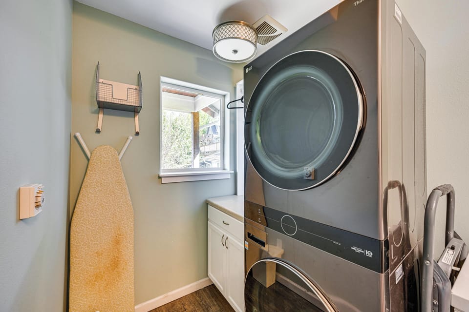 Private Beach & Hot Tub! Family Gem on Puget Sound Cottage in Puget Sound