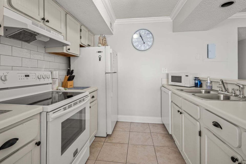 Condo, 2 Bedrooms | Private kitchen | Fridge, coffee/tea maker, toaster