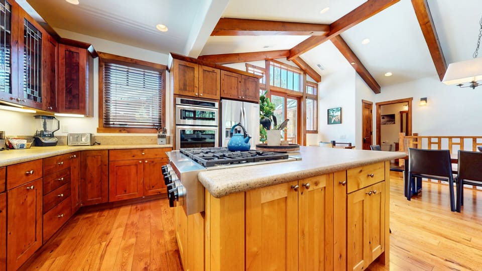House, 4 Bedrooms | Private kitchen | Fridge, oven, coffee/tea maker, toaster
