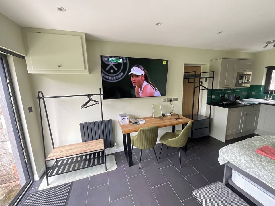 Self-contained Studio Annex Apartment in Llanfoist Fawr