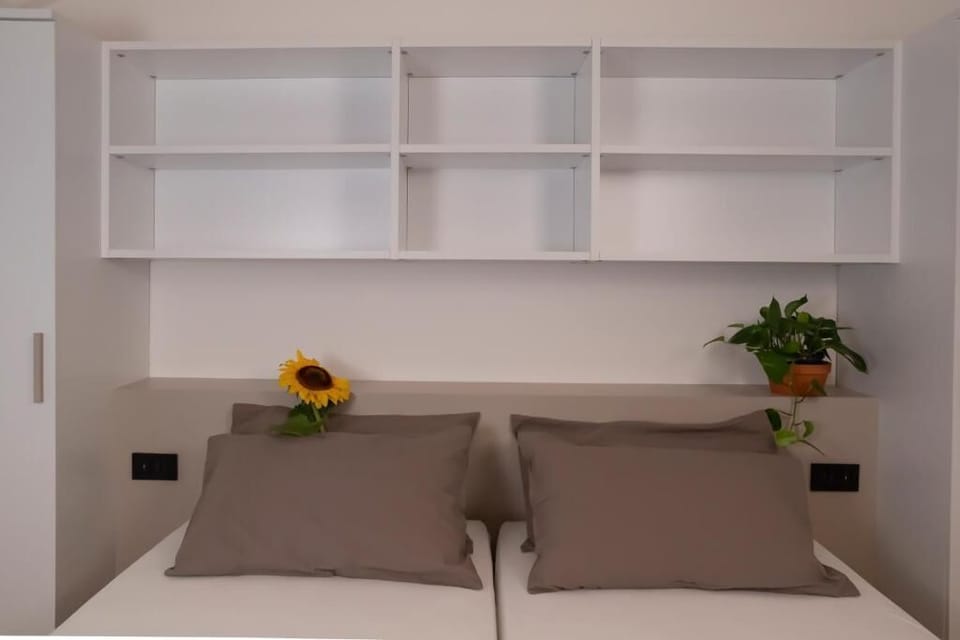 Apartment | Desk, laptop workspace, soundproofing, free WiFi