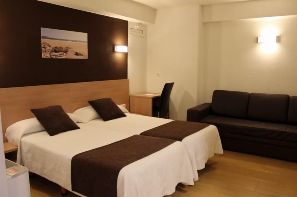 Standard Twin Room | In-room safe, desk, free WiFi, bed sheets