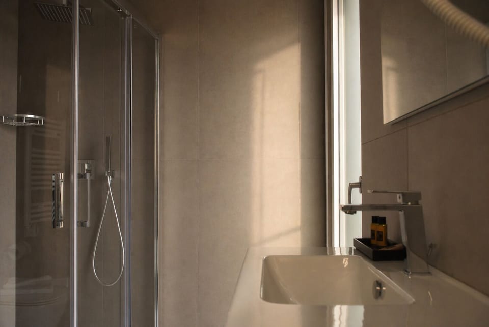 Single Room, 1 Large Twin Bed, Ensuite | Bathroom | Shower, free toiletries, hair dryer, bidet
