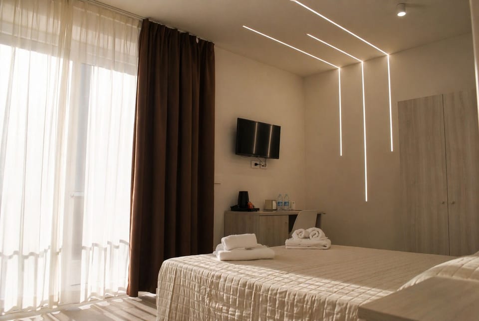 Double Room, 1 Double Bed, Ensuite, Sea View | Hypo-allergenic bedding, minibar, desk, free WiFi
